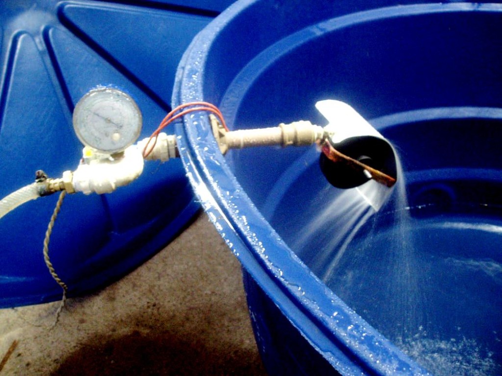 Caixa d'água miniusina de energia limpa