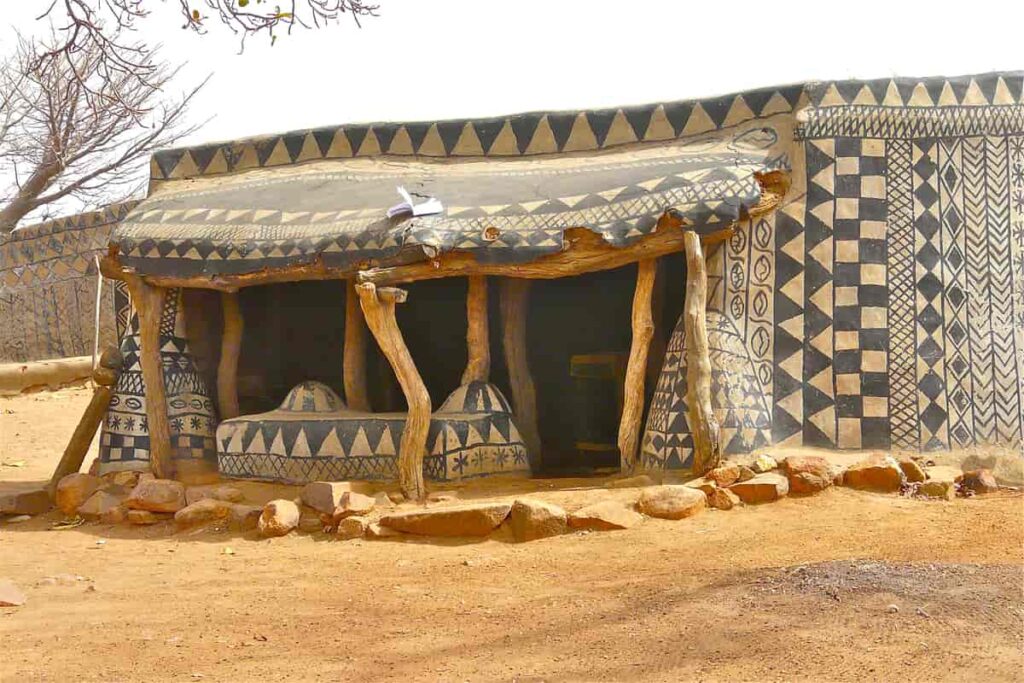 Casas de terra da tribo Gurunsi em Burkina Faso