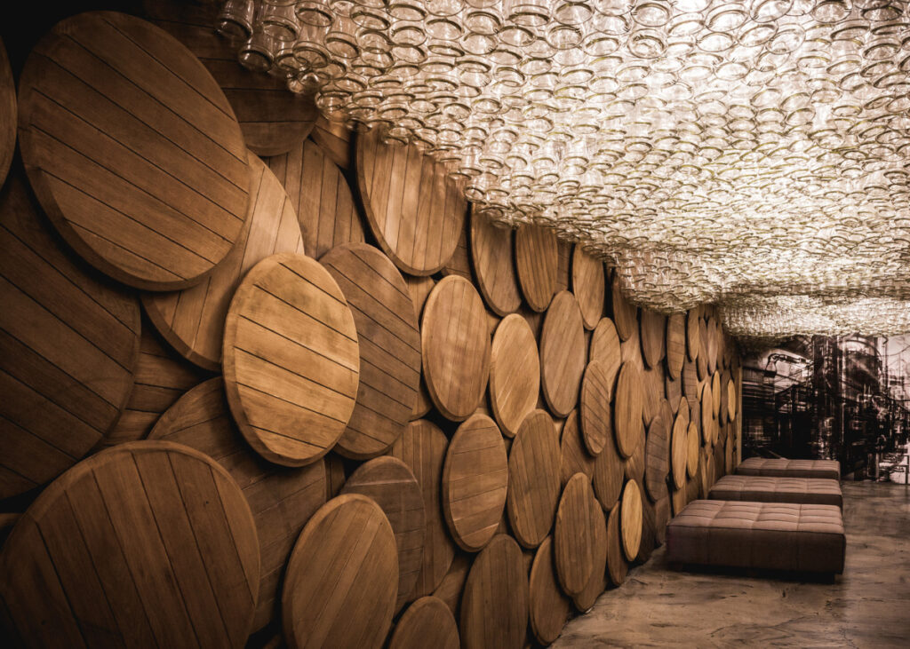 Bar com materiais reaproveitados