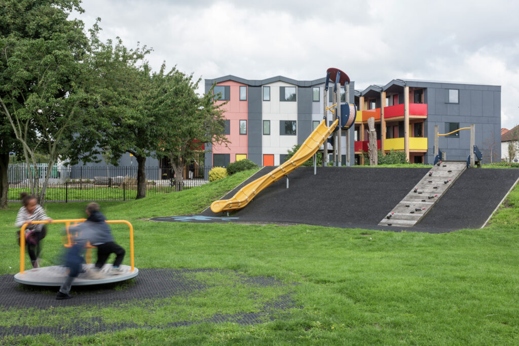 Habitação popular sustentável e colorida em Londres