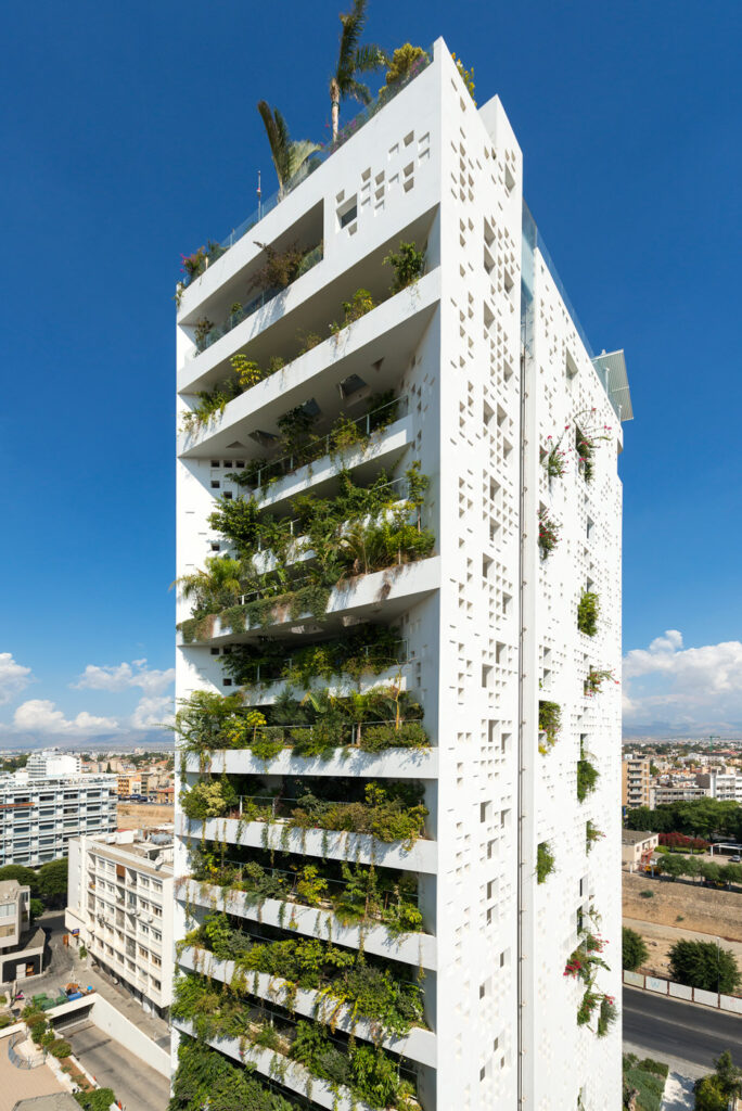 Brise-soleil natural compõe a fachada de edifício em Chipre