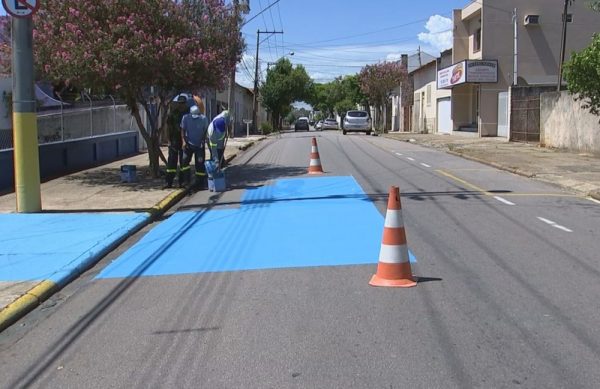 tiete pinta ruas de azul