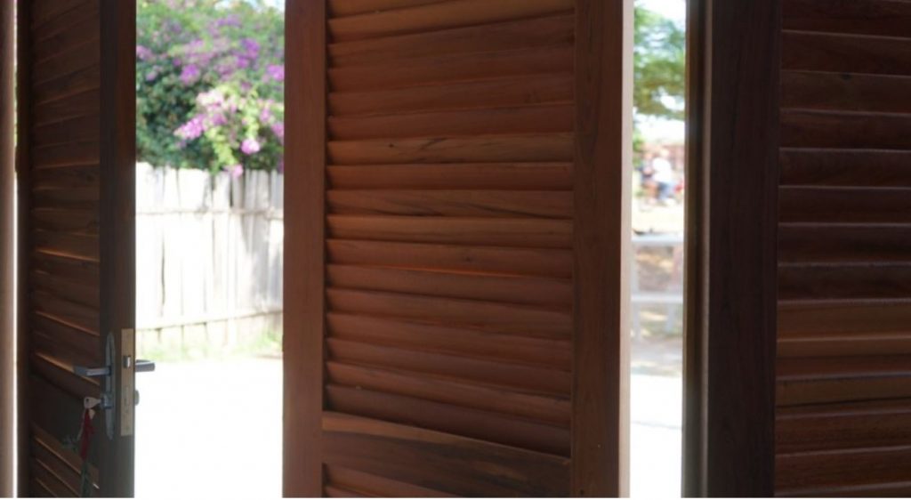 portas venezianas para ventilação natural