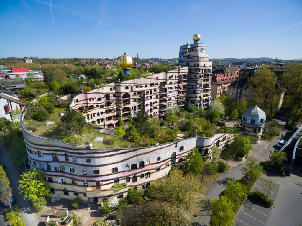Waldspirale  Darmstadt na Alemanha. Telhado verde do arquiteto Friedensreich Hundertwasser