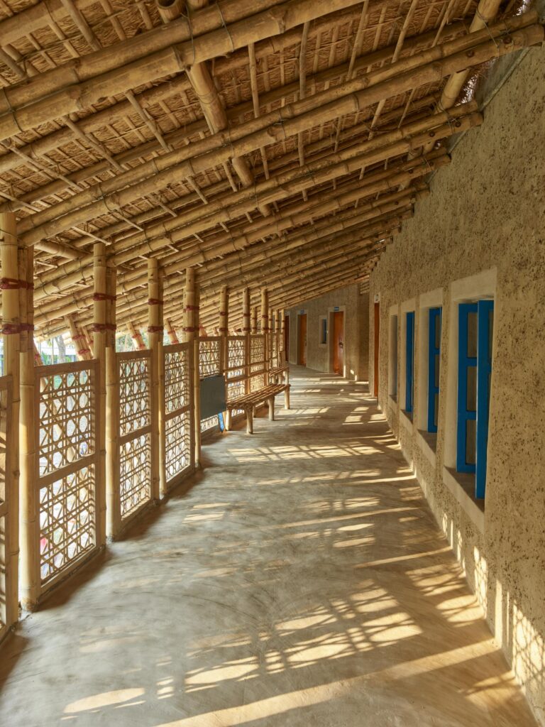 Centro comunitário de bambu e taipa de pilão em Bangladesh