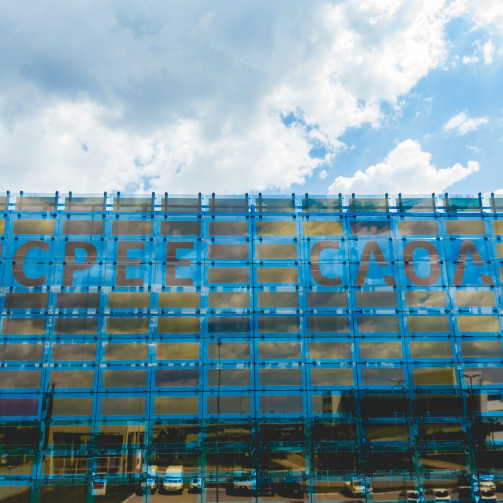 Maior fachada de vidro com filmes solares OPV do mundo