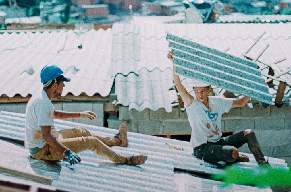 Embalagens de suco se transformam em telhas recicladas