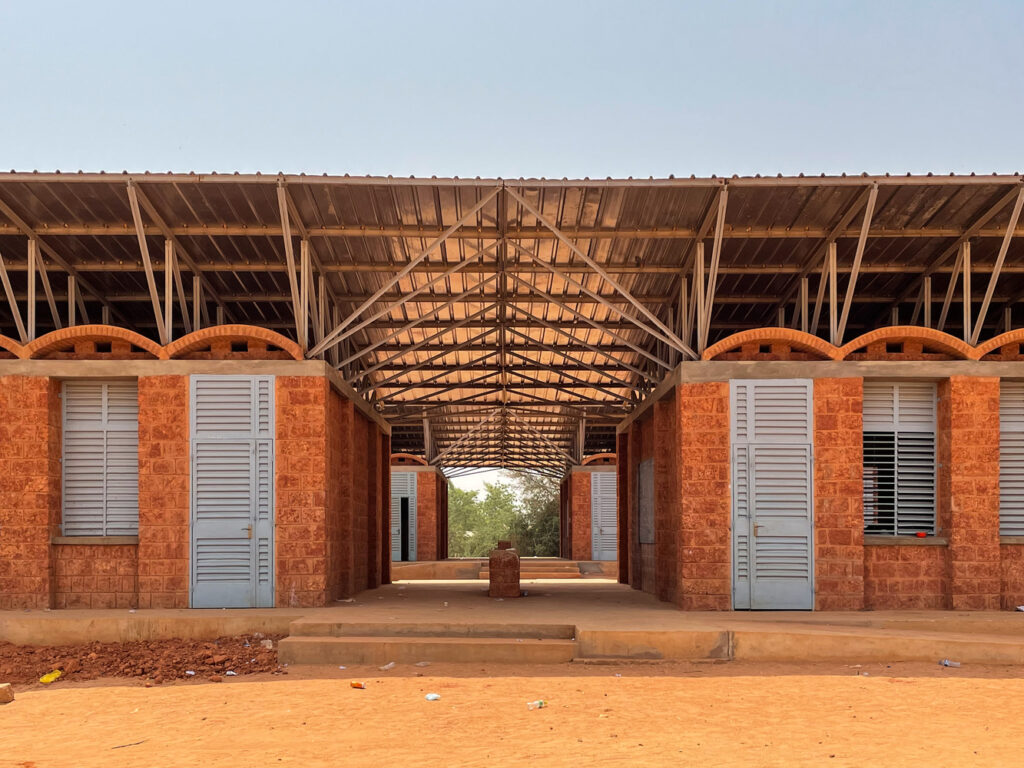 Escola de terra na Nigéria - telhado ventilado