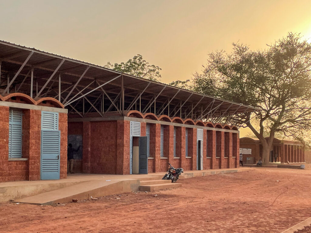 Escola de terra na Nigéria, Collège Amadou Hampaté Bâ, foi idealizada pela Article 25, uma empresa de arquitetura humanitária.
