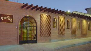 Fachada de restaurante tem um incrível sistema de resfriamento natural do ar