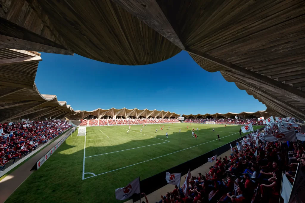 estádio de futebol de madeira no Japão