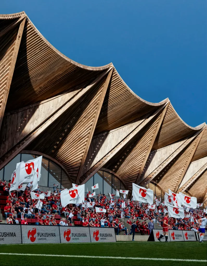 estádio de futebol de madeira no Japão